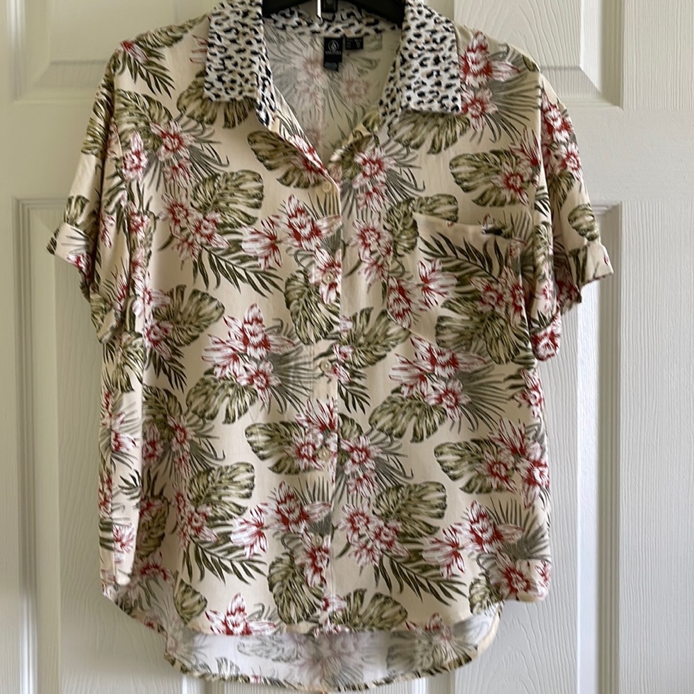 Volcom Floral Short Sleeves High Low Rounded Hem Blouse, Size M.